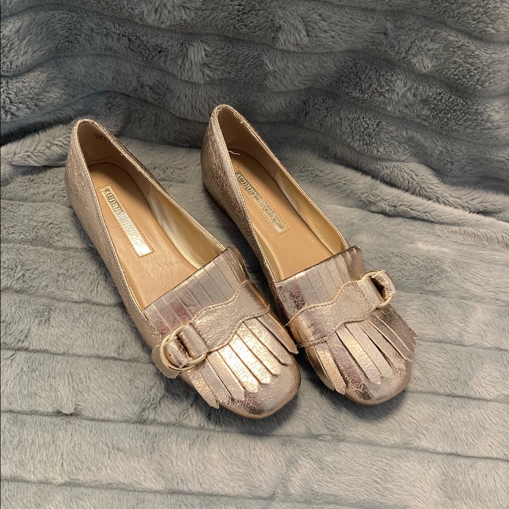Gold wing tip flat 8.5 Audrey Brooke